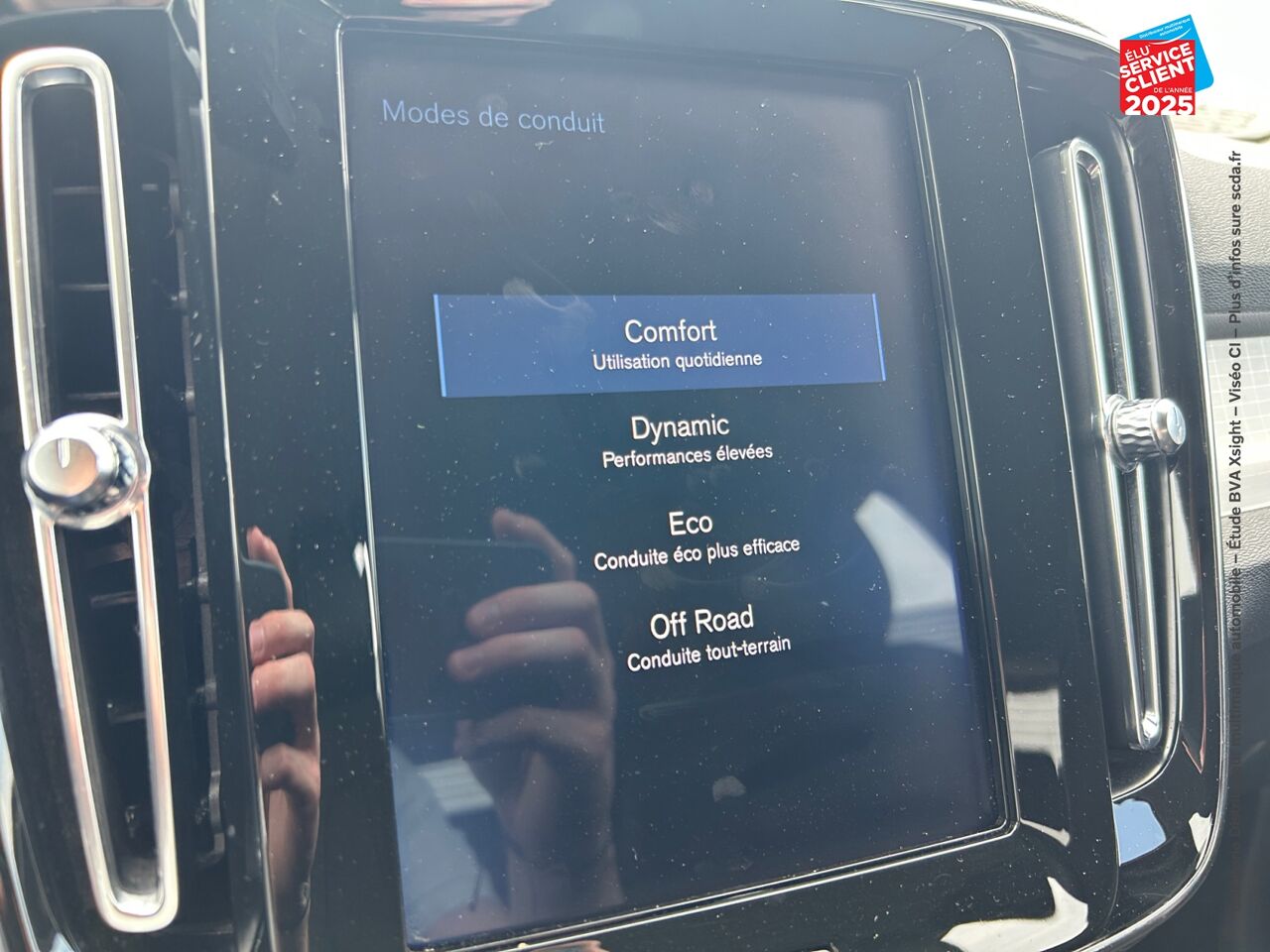 Véhicule d'occasion VOLVO XC40 T3 163CH MOMENTUM BUSINESS GEARTRONIC 8 chez BMW Pontarlier