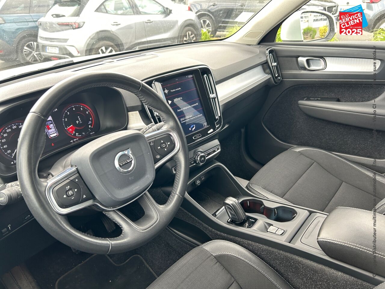 Véhicule d'occasion VOLVO XC40 T3 163CH MOMENTUM BUSINESS GEARTRONIC 8 chez BMW Pontarlier