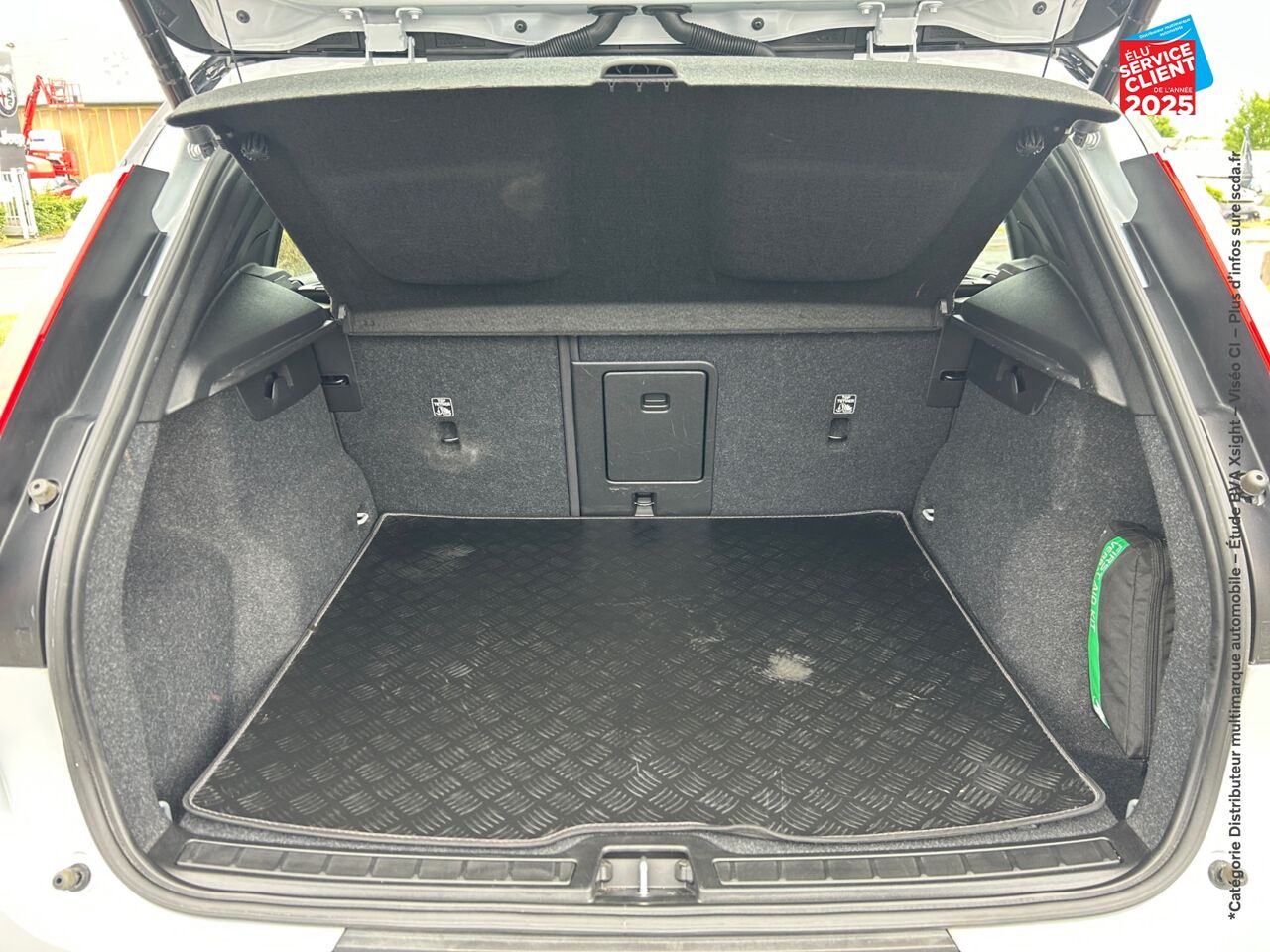 Véhicule d'occasion VOLVO XC40 RECHARGE TWIN AWD 408CH PLUS EDT SIEGE CHAUF VOLANT CHAUF CAMERA GPS chez Volvo Metz