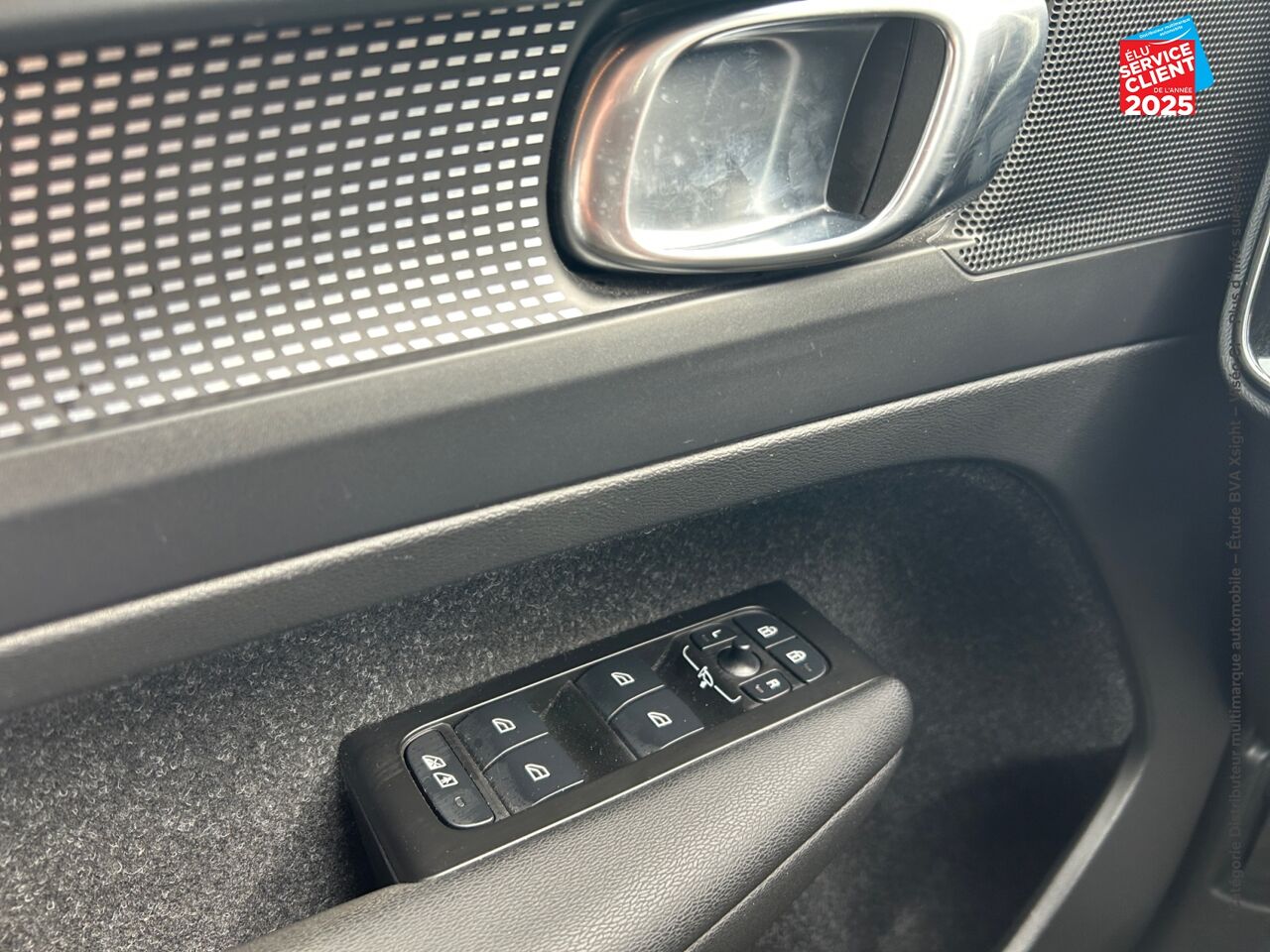 Véhicule d'occasion VOLVO XC40 RECHARGE TWIN AWD 408CH PLUS EDT SIEGE CHAUF VOLANT CHAUF CAMERA GPS chez Volvo Metz