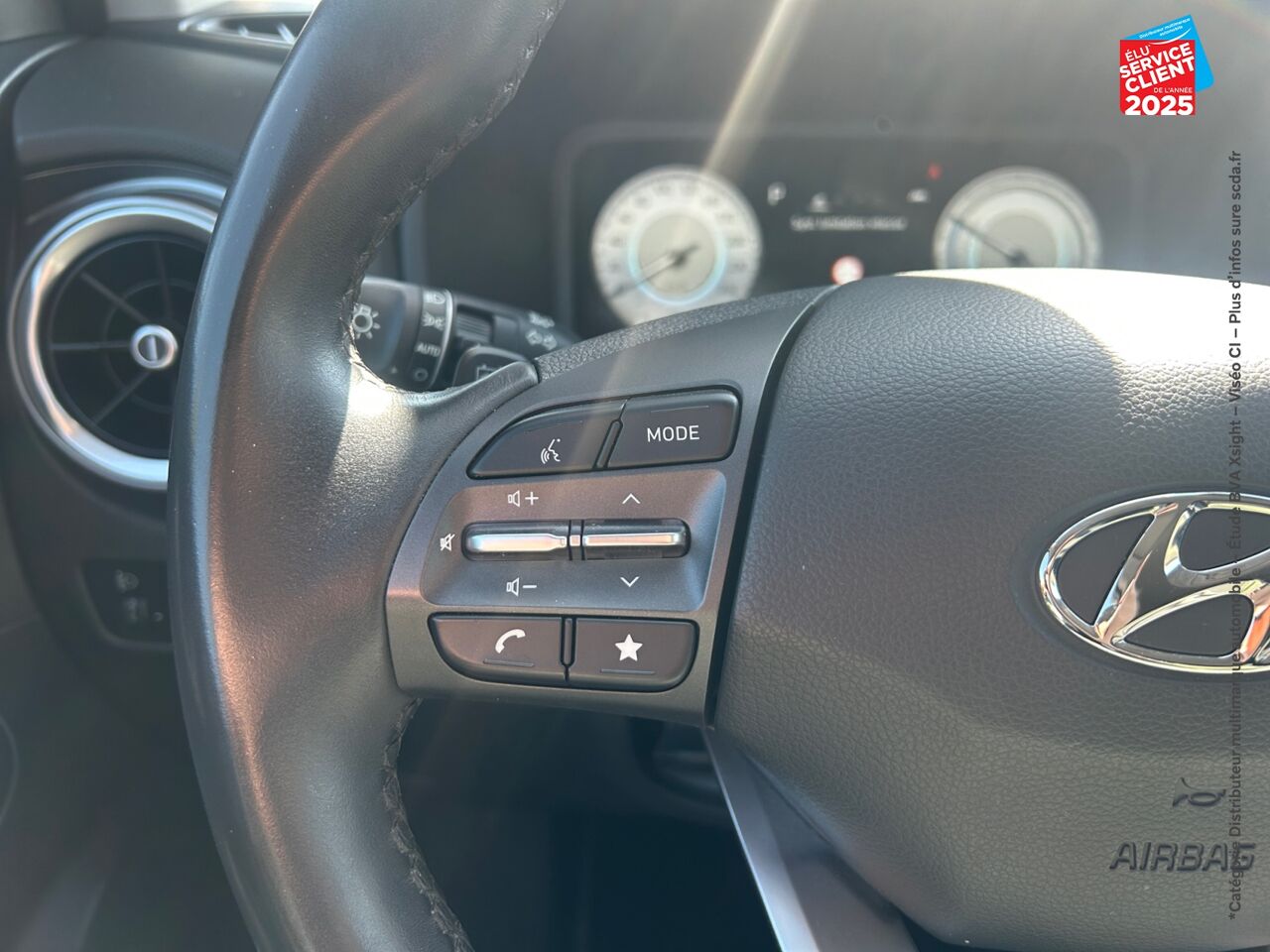 Véhicule d'occasion HYUNDAI KONA ELECTRIC 64KWH - 204CH CREATIVE CAMERA chez Renault Saint-Louis