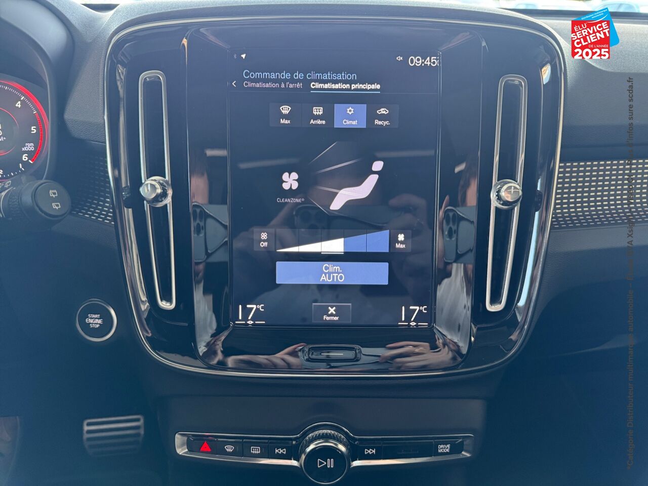 Véhicule d'occasion VOLVO XC40 D4 ADBLUE AWD 190CH R-DESIGN GEARTRONIC 8 chez BMW Lons le Saunier