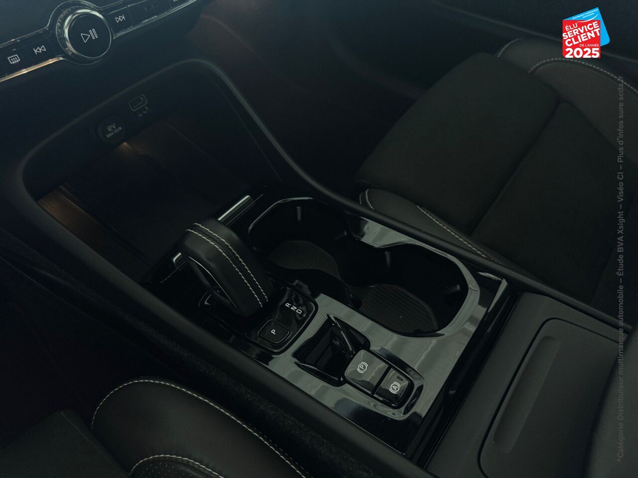 Véhicule d'occasion VOLVO XC40 D4 ADBLUE AWD 190CH R-DESIGN GEARTRONIC 8 chez BMW Lons le Saunier