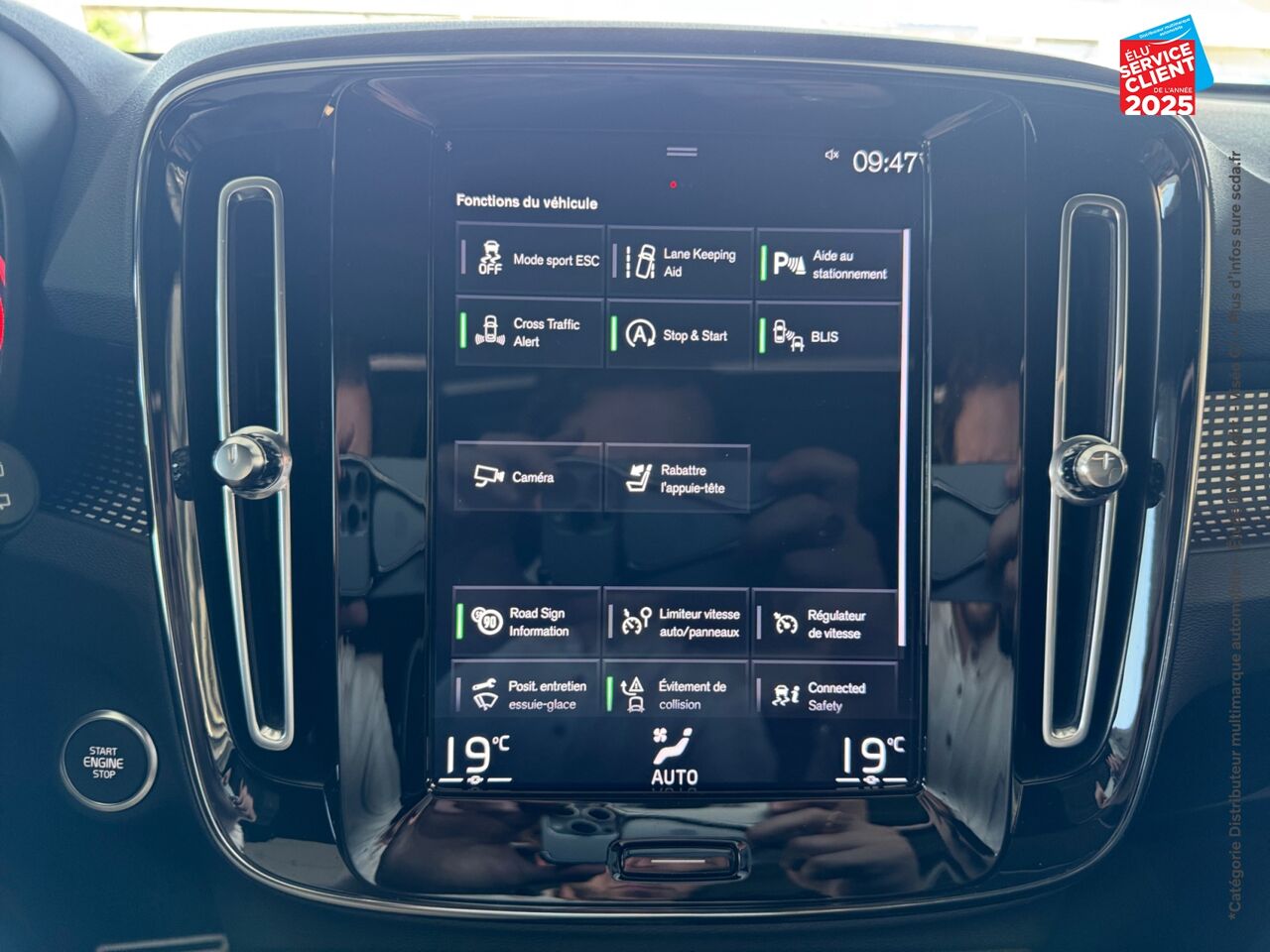 Véhicule d'occasion VOLVO XC40 D4 ADBLUE AWD 190CH R-DESIGN GEARTRONIC 8 chez BMW Lons le Saunier