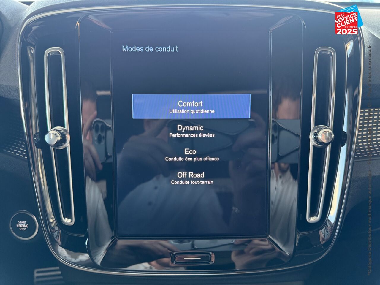 Véhicule d'occasion VOLVO XC40 D4 ADBLUE AWD 190CH R-DESIGN GEARTRONIC 8 chez BMW Lons le Saunier