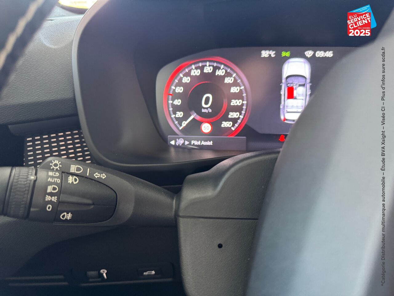 Véhicule d'occasion VOLVO XC40 D4 ADBLUE AWD 190CH R-DESIGN GEARTRONIC 8 chez BMW Lons le Saunier