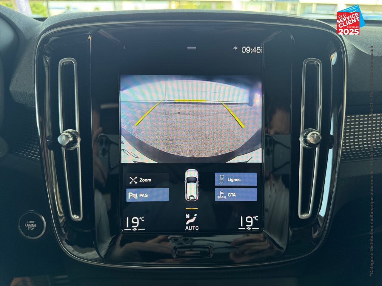 Véhicule d'occasion VOLVO XC40 D4 ADBLUE AWD 190CH R-DESIGN GEARTRONIC 8 chez BMW Lons le Saunier