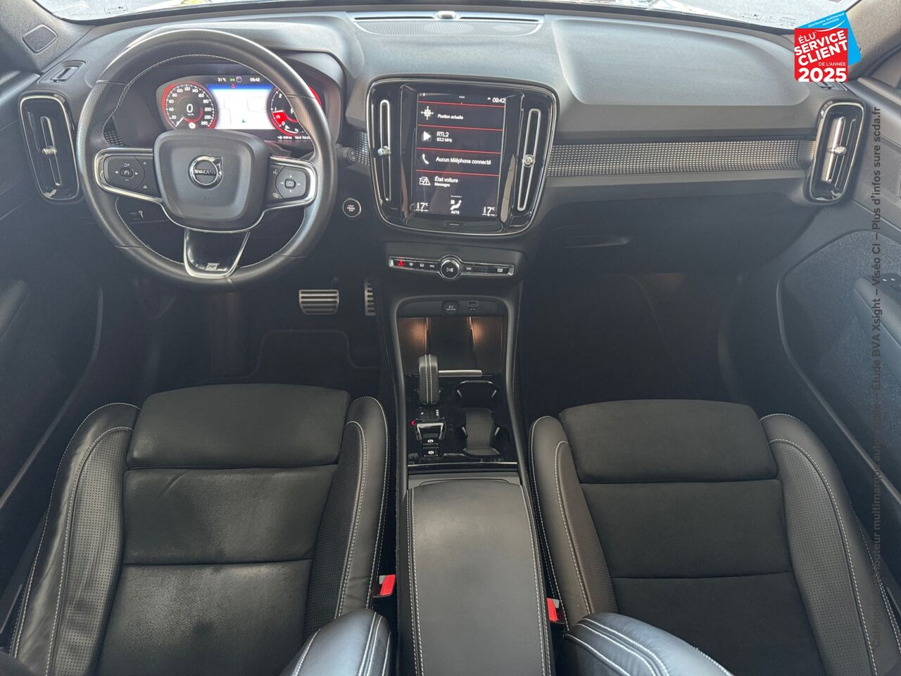 Véhicule d'occasion VOLVO XC40 D4 ADBLUE AWD 190CH R-DESIGN GEARTRONIC 8 chez BMW Lons le Saunier