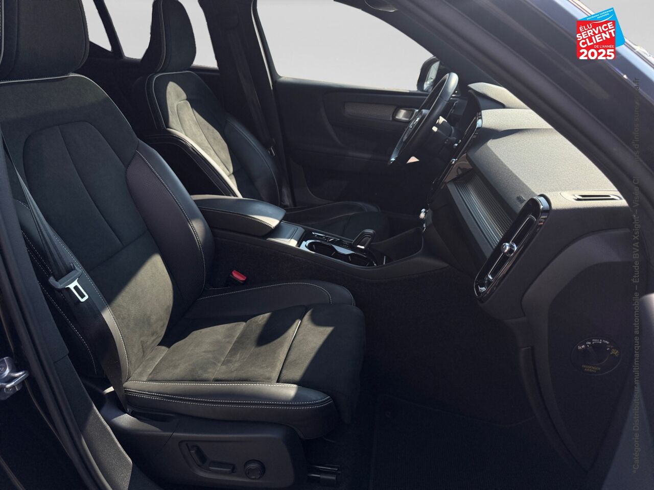 Véhicule d'occasion VOLVO XC40 D4 ADBLUE AWD 190CH R-DESIGN GEARTRONIC 8 chez BMW Lons le Saunier
