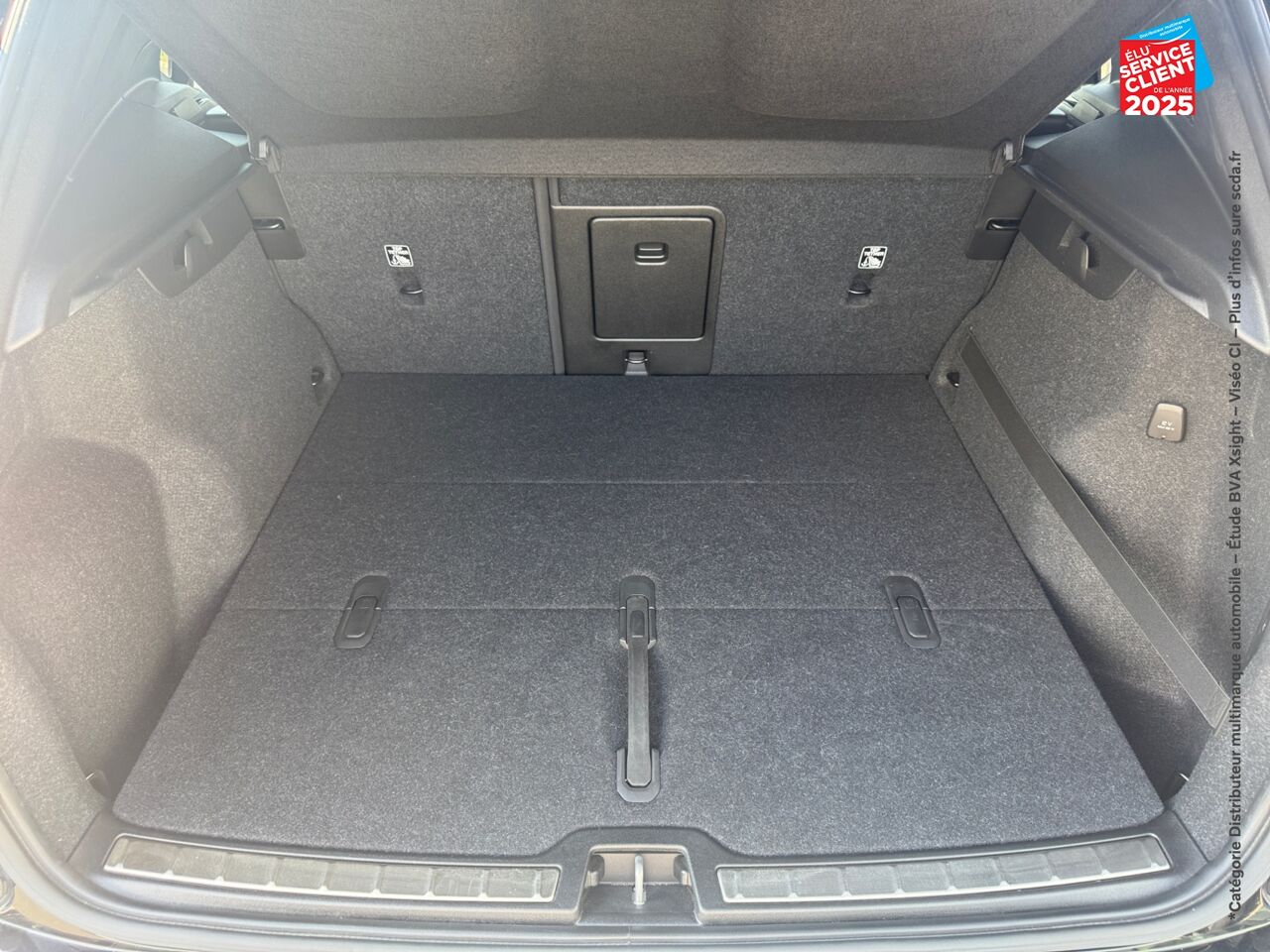 Véhicule d'occasion VOLVO XC40 D4 ADBLUE AWD 190CH R-DESIGN GEARTRONIC 8 chez BMW Lons le Saunier