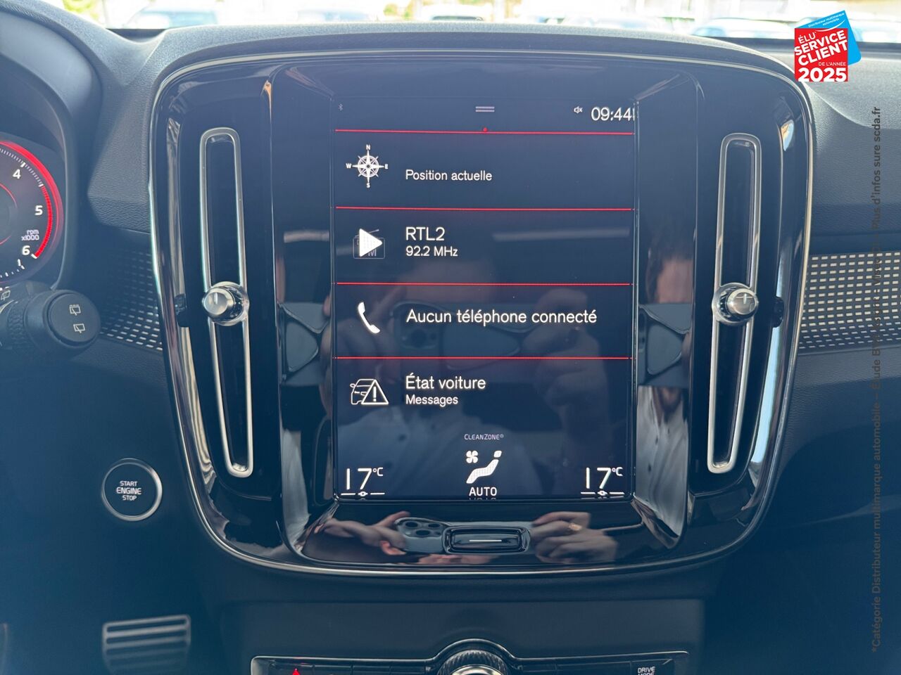 Véhicule d'occasion VOLVO XC40 D4 ADBLUE AWD 190CH R-DESIGN GEARTRONIC 8 chez BMW Lons le Saunier