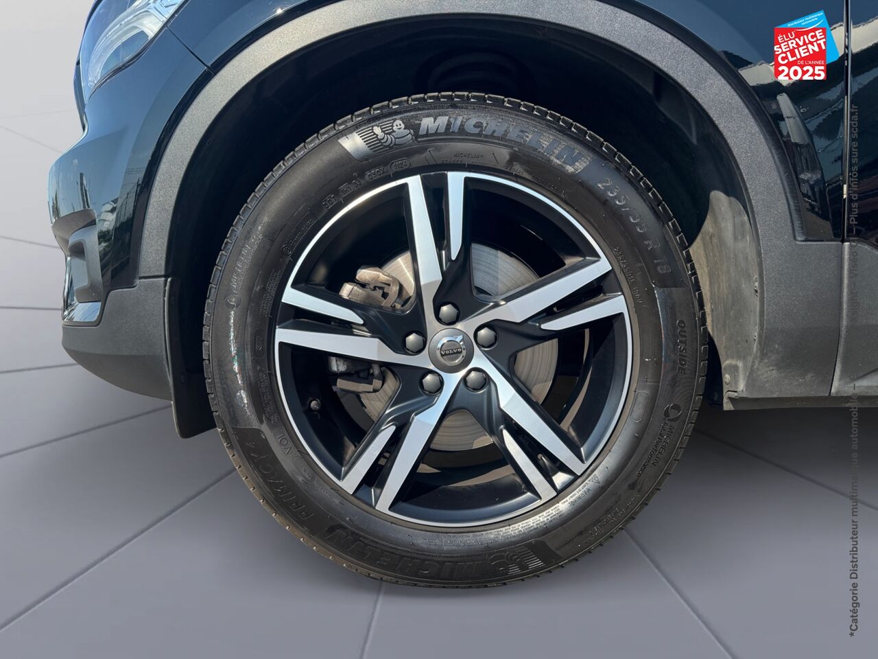 Véhicule d'occasion VOLVO XC40 D4 ADBLUE AWD 190CH R-DESIGN GEARTRONIC 8 chez BMW Lons le Saunier