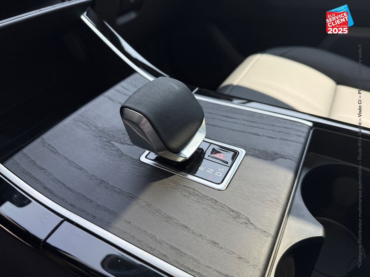 Véhicule d'occasion LAND-ROVER RANGE ROVER VELAR 2.0 P400E 404CH PHEV DYNAMIC SE AWD BVA chez Volvo Metz
