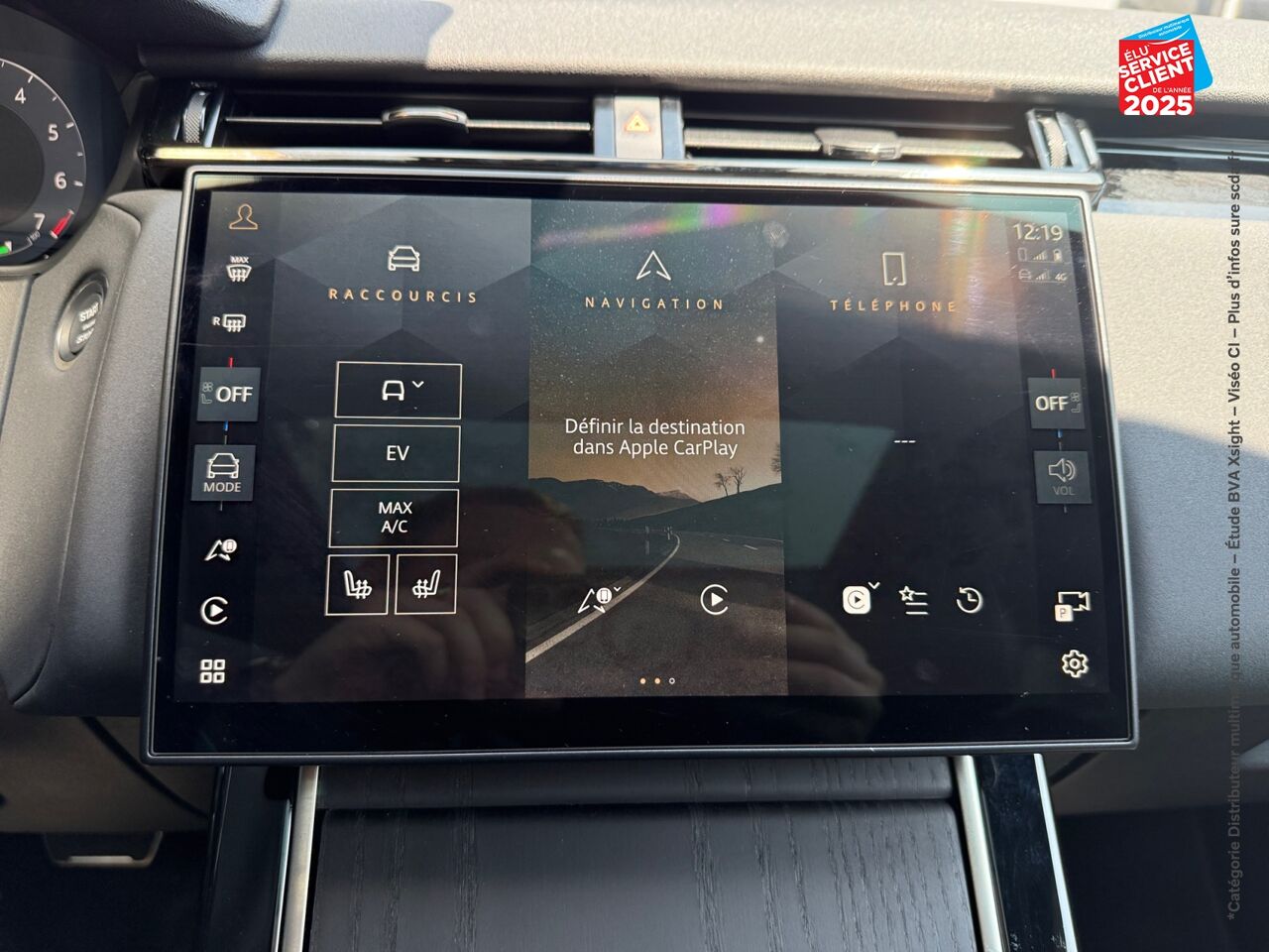 Véhicule d'occasion LAND-ROVER RANGE ROVER VELAR 2.0 P400E 404CH PHEV DYNAMIC SE AWD BVA chez Volvo Metz