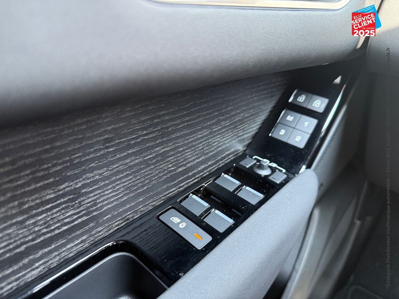 Véhicule d'occasion LAND-ROVER RANGE ROVER VELAR 2.0 P400E 404CH PHEV DYNAMIC SE AWD BVA chez Volvo Metz