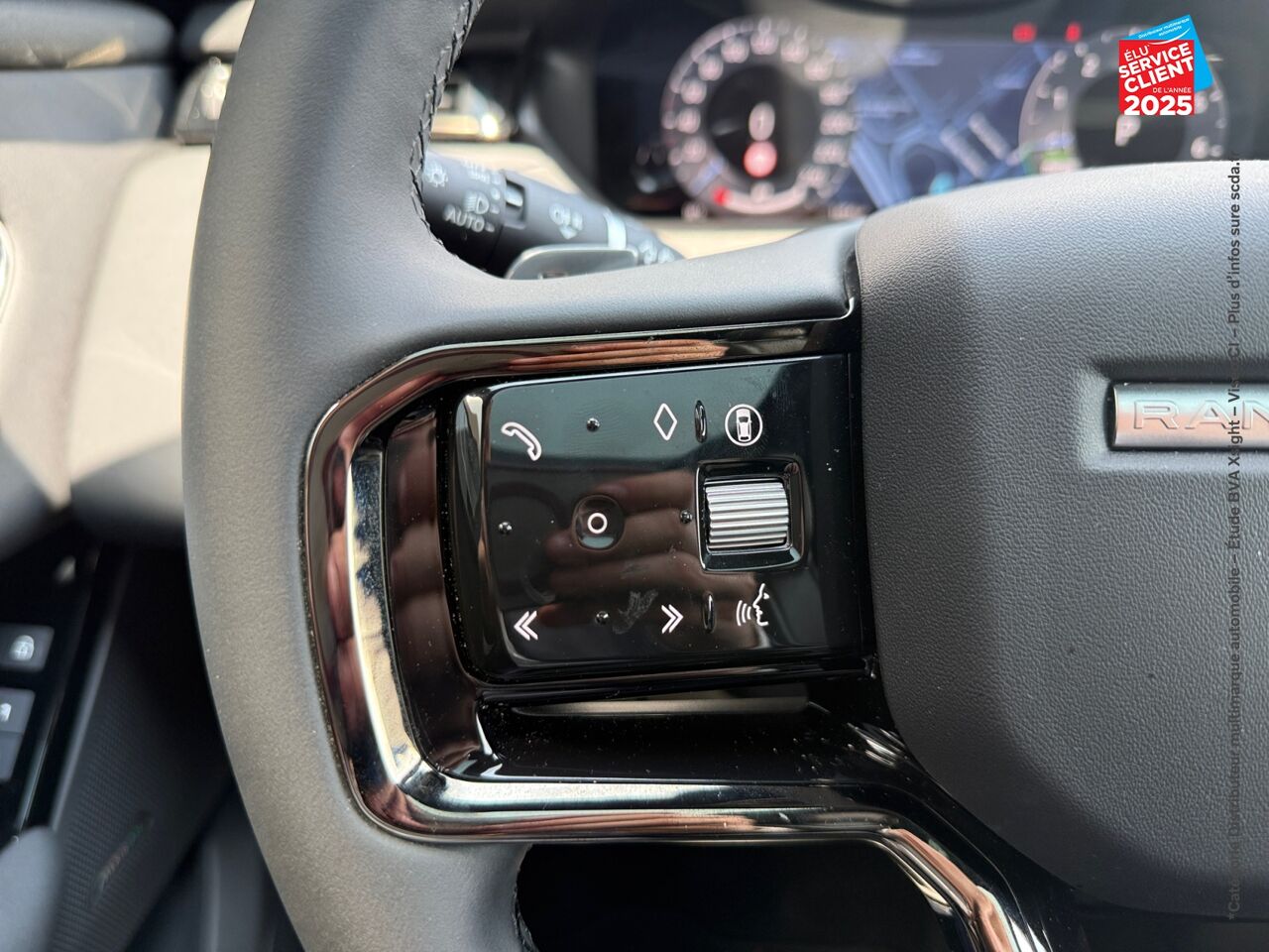 Véhicule d'occasion LAND-ROVER RANGE ROVER VELAR 2.0 P400E 404CH PHEV DYNAMIC SE AWD BVA chez Volvo Metz