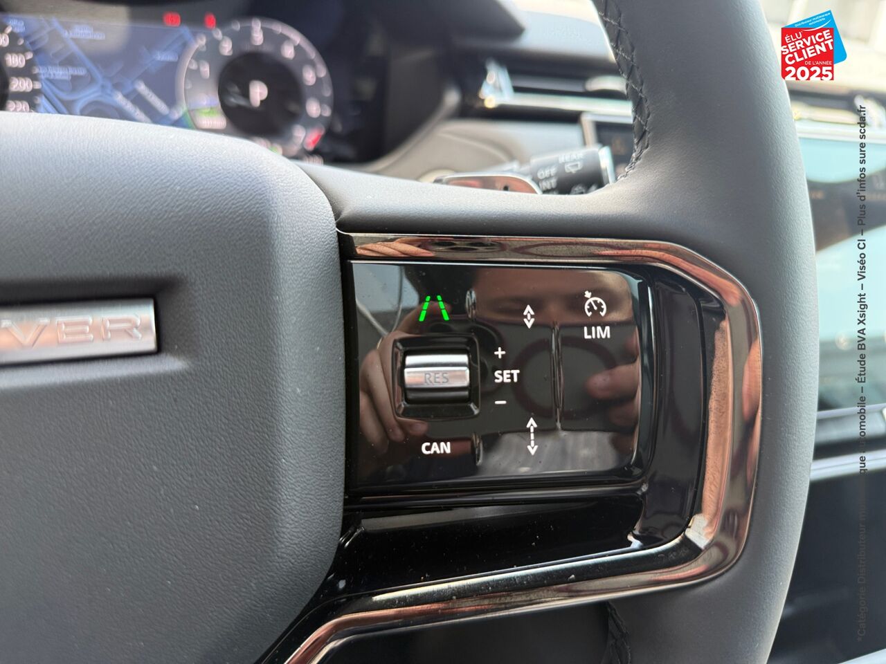 Véhicule d'occasion LAND-ROVER RANGE ROVER VELAR 2.0 P400E 404CH PHEV DYNAMIC SE AWD BVA chez Volvo Metz
