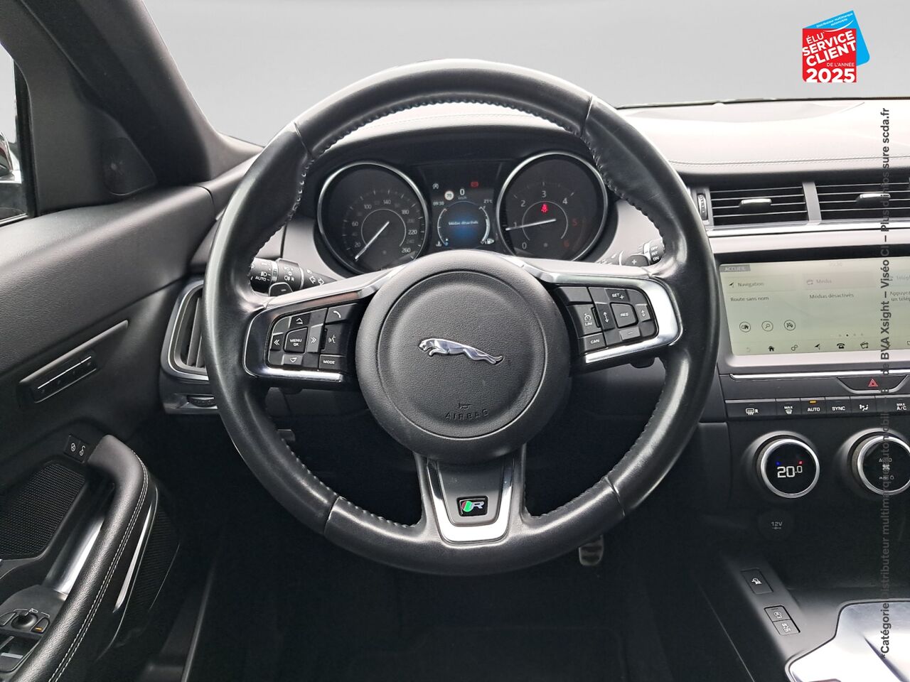 Véhicule d'occasion JAGUAR E-PACE 2.0D 180CH R-DYNAMIC SE AWD BVA9 chez BMW Dole