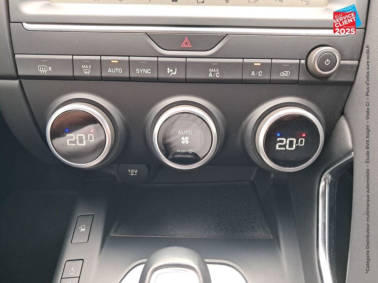 Véhicule d'occasion JAGUAR E-PACE 2.0D 180CH R-DYNAMIC SE AWD BVA9 chez BMW Dole
