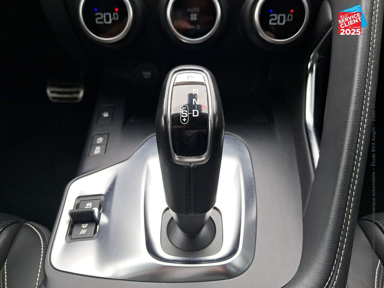 Véhicule d'occasion JAGUAR E-PACE 2.0D 180CH R-DYNAMIC SE AWD BVA9 chez BMW Dole