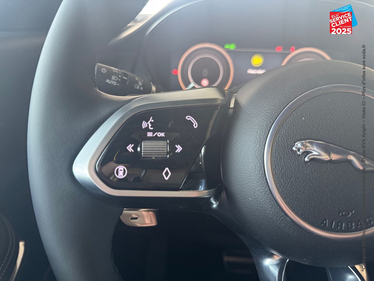 Véhicule d'occasion JAGUAR E-PACE P300E PHEV 309CH R-DYNAMIC SE chez Renault Sélestat
