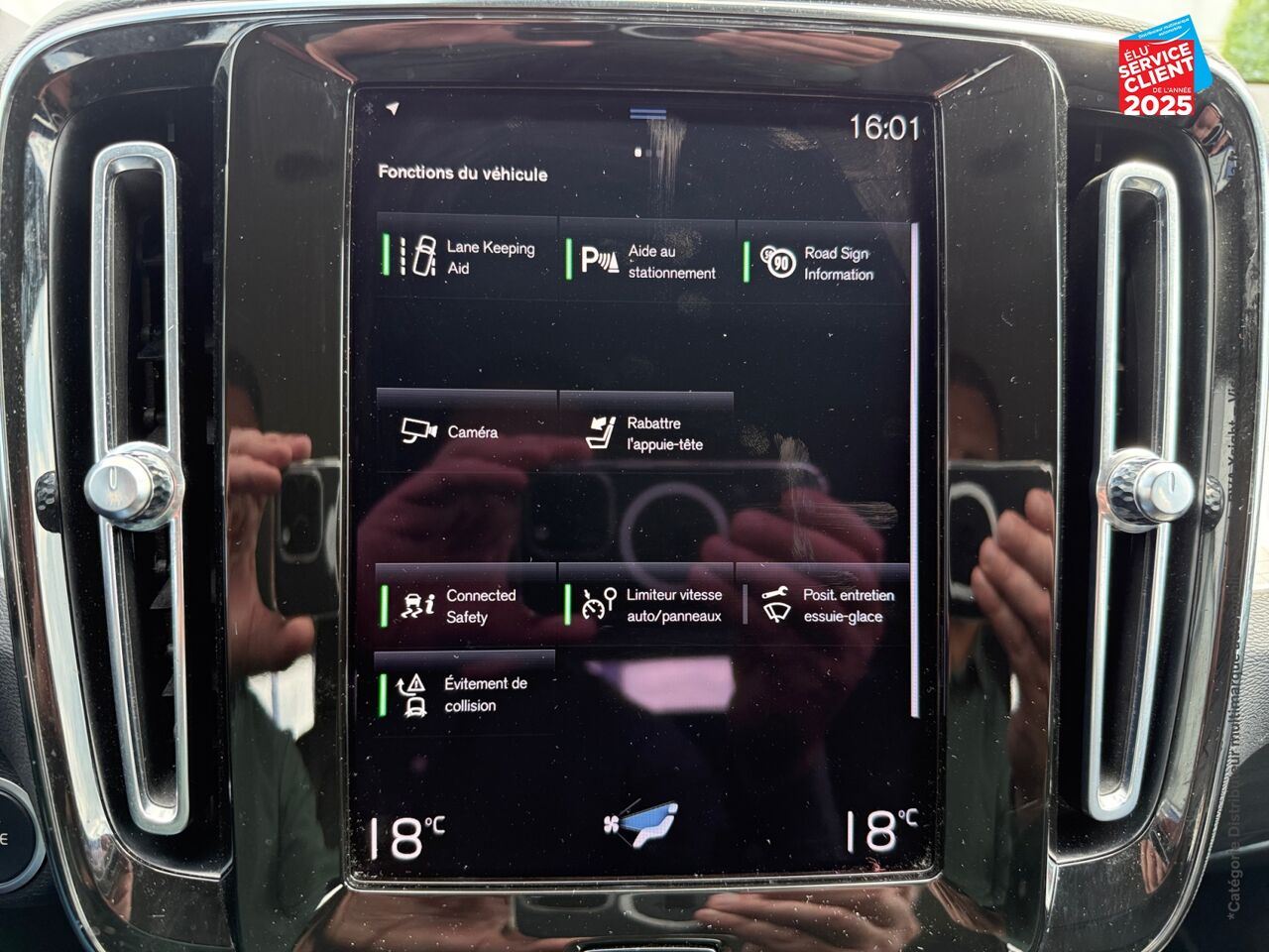 Véhicule d'occasion VOLVO XC40 T4 RECHARGE 129 + 82CH INSCRIPTION BUSINESS DCT 7 SIEGES CUIR GPS CAMERA CARPLAY chez Toyota Sarreguemines