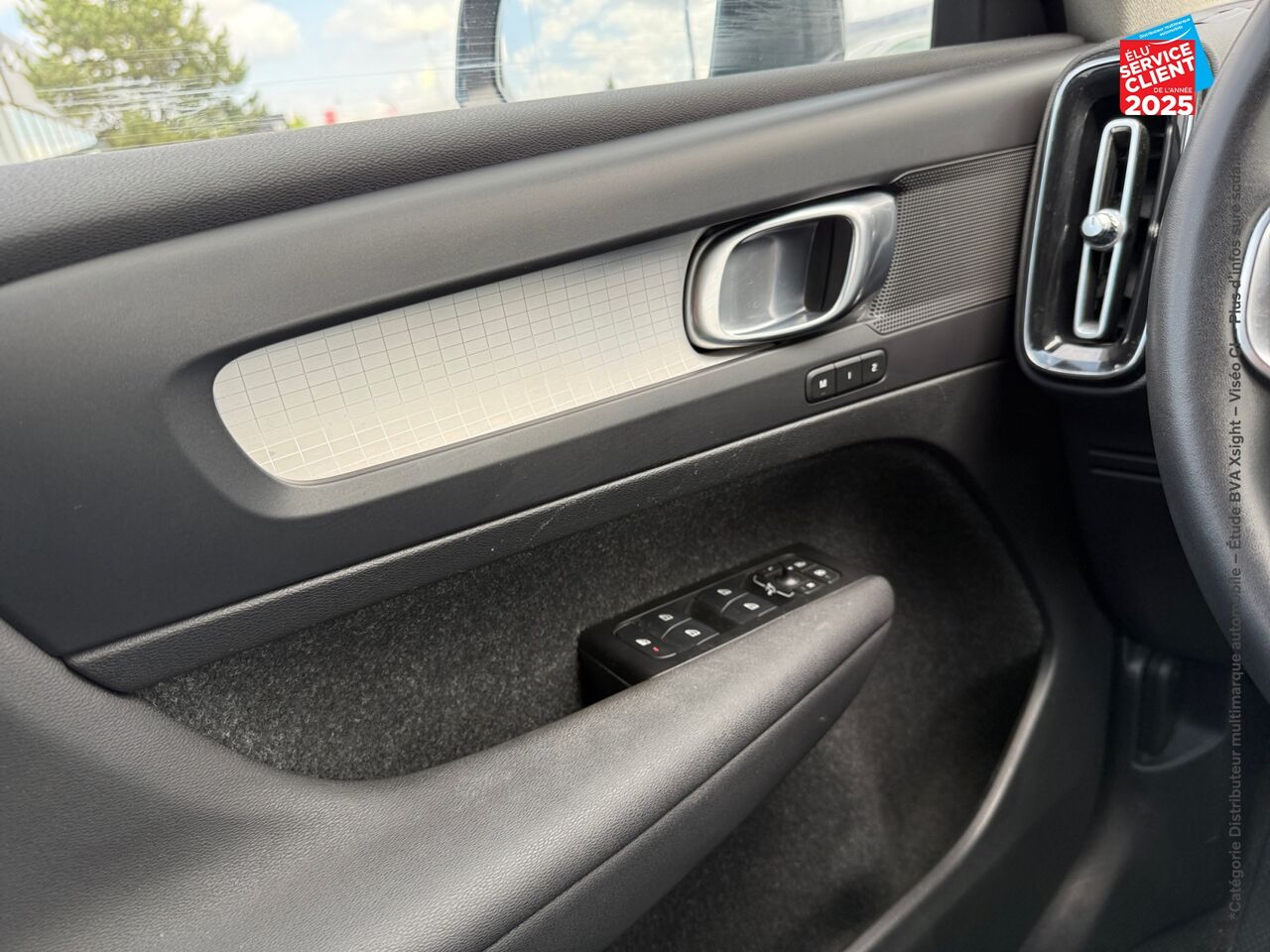Véhicule d'occasion VOLVO XC40 T4 RECHARGE 129 + 82CH INSCRIPTION BUSINESS DCT 7 SIEGES CUIR GPS CAMERA CARPLAY chez Toyota Sarreguemines