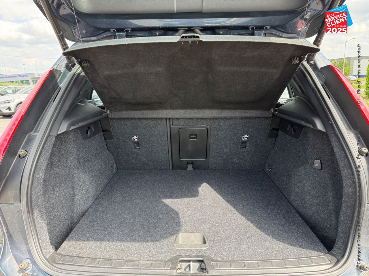 Véhicule d'occasion VOLVO XC40 T4 RECHARGE 129 + 82CH INSCRIPTION BUSINESS DCT 7 SIEGES CUIR GPS CAMERA CARPLAY chez Toyota Sarreguemines