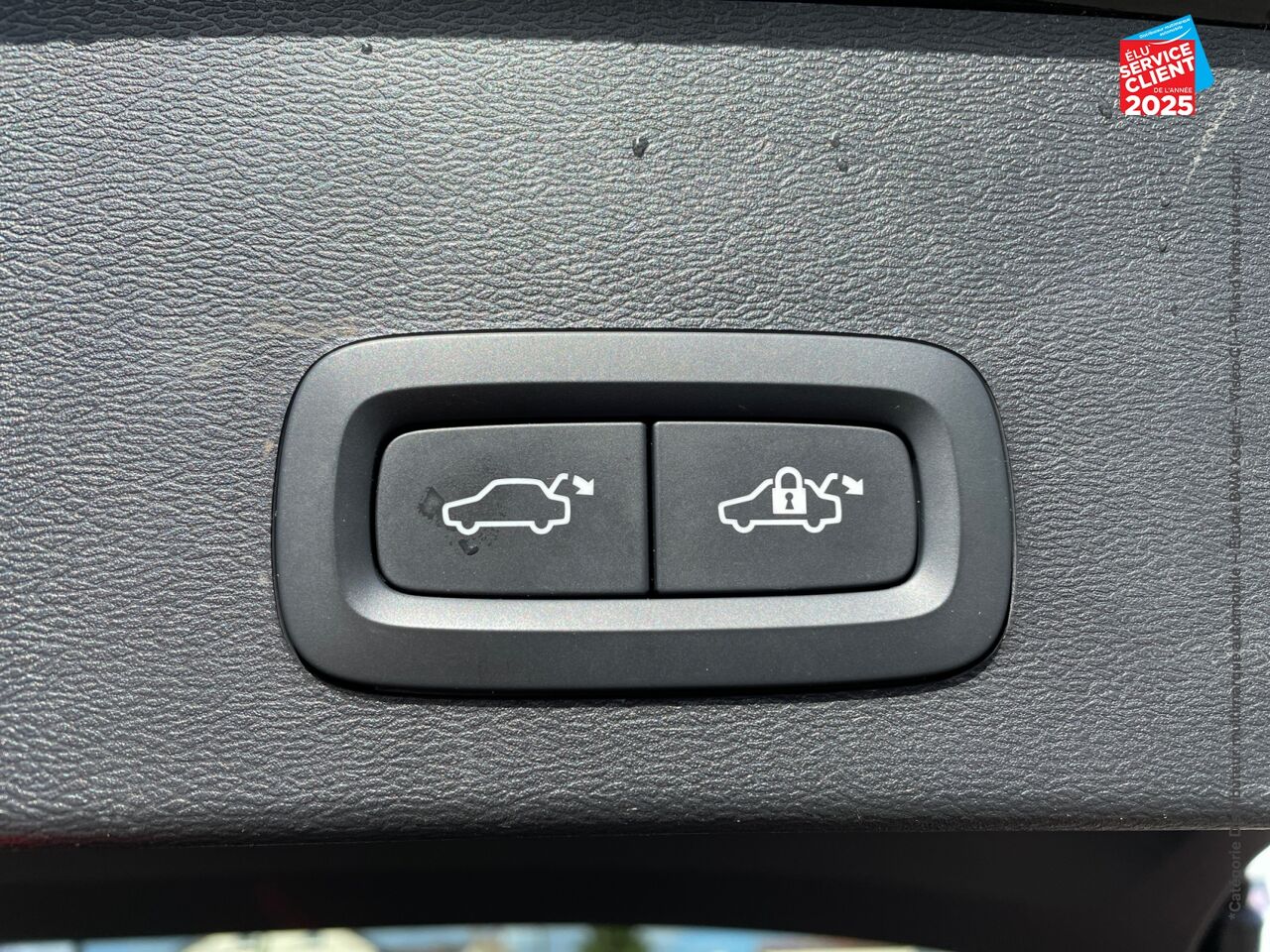 Véhicule d'occasion VOLVO XC40 T5 RECHARGE 180 + 82CH INSCRIPTION LUXE DCT 7 chez Renault Saint-Louis