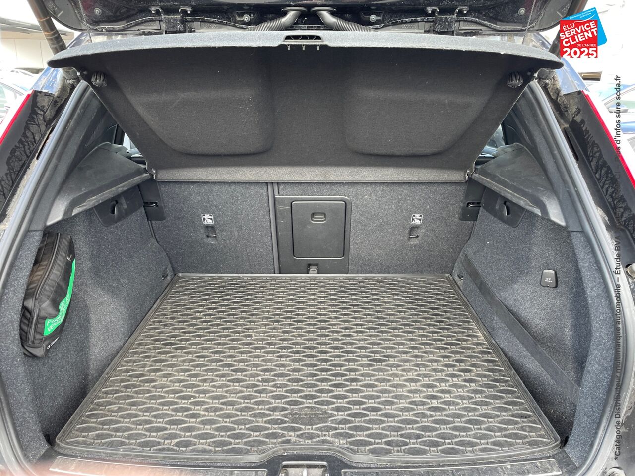 Véhicule d'occasion VOLVO XC40 T5 RECHARGE 180 + 82CH INSCRIPTION LUXE DCT 7 chez Renault Saint-Louis