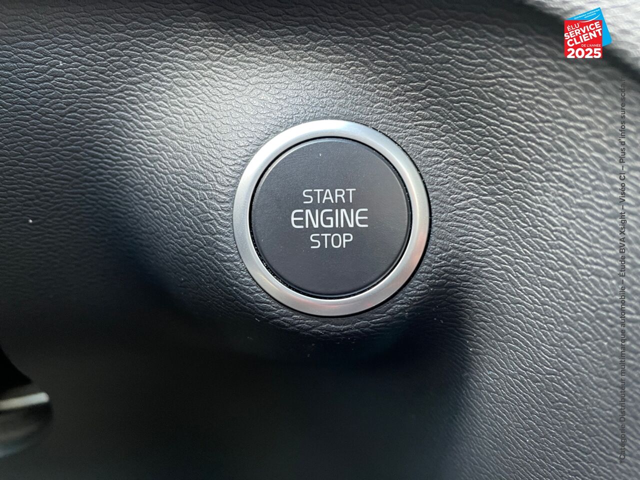 Véhicule d'occasion VOLVO XC40 T5 RECHARGE 180 + 82CH INSCRIPTION LUXE DCT 7 chez Renault Saint-Louis