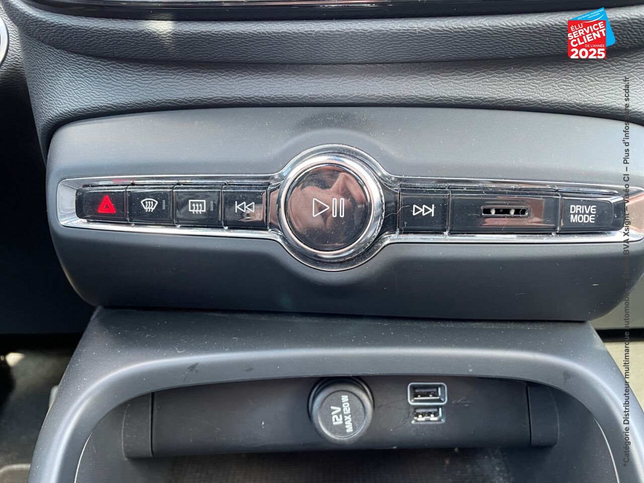 Véhicule d'occasion VOLVO XC40 T5 RECHARGE 180 + 82CH INSCRIPTION LUXE DCT 7 chez Renault Saint-Louis