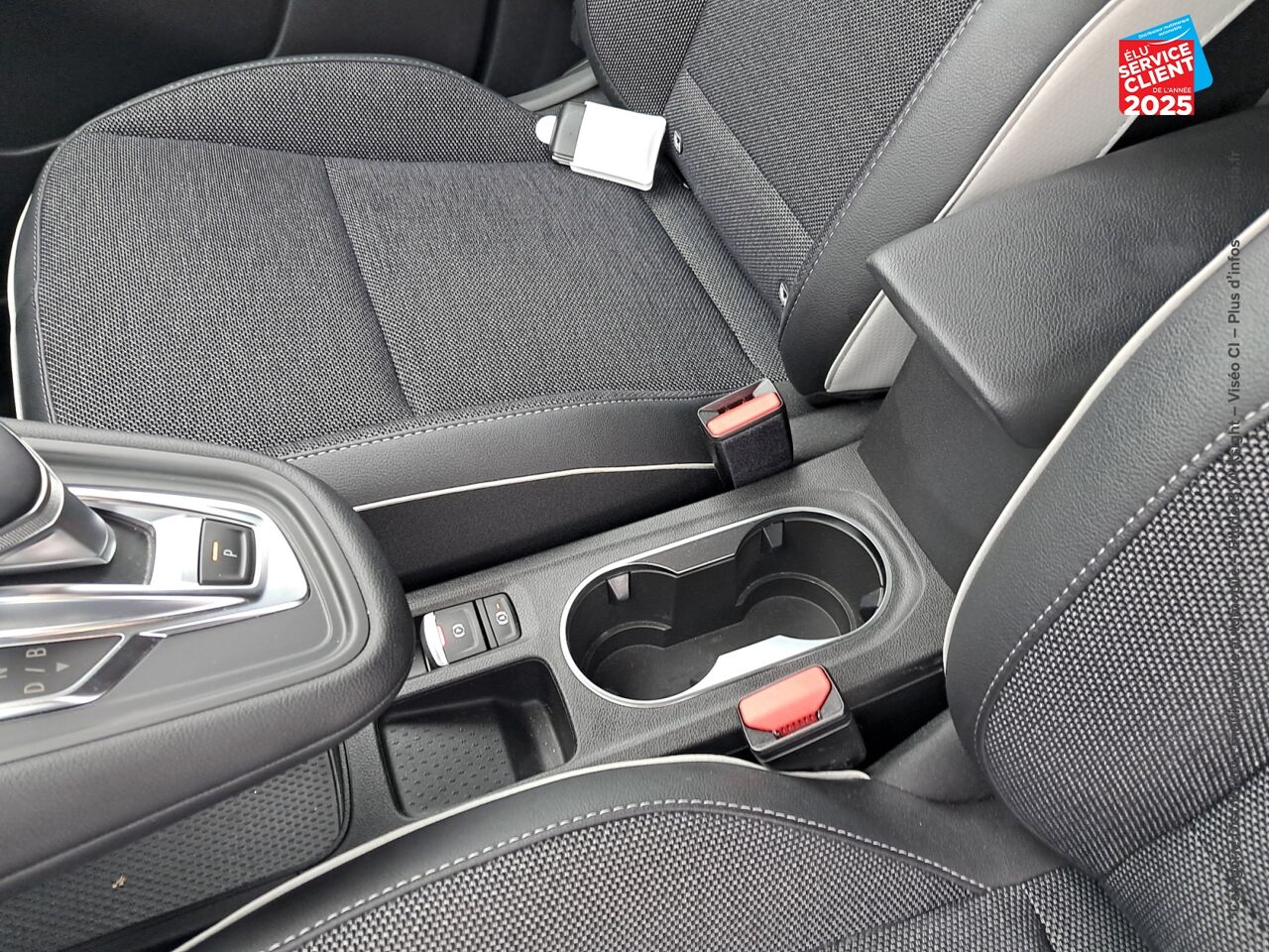 Véhicule d'occasion RENAULT CAPTUR 1.6 E-TECH HYBRIDE 145CH TECHNO chez Toyota Thionville