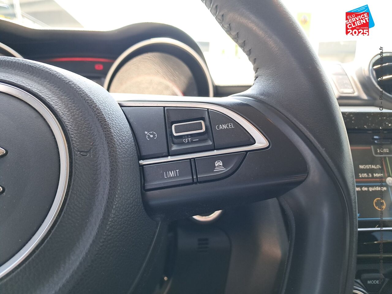 Véhicule d'occasion SUZUKI SWIFT 1.0 BOOSTERJET HYBRID SHVS 111CH PACK EURO6D-T CAMERA chez Renault Saint-Louis
