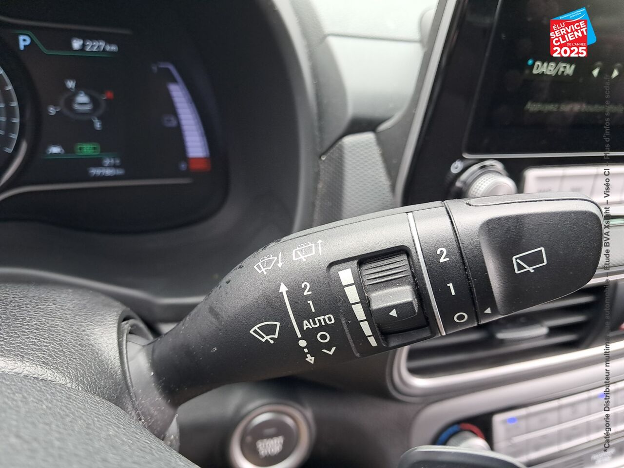 Véhicule d'occasion HYUNDAI KONA ELECTRIC 136 CH CREATIVE SIEGES CHAUF CAMERA HUD chez Renault Colmar