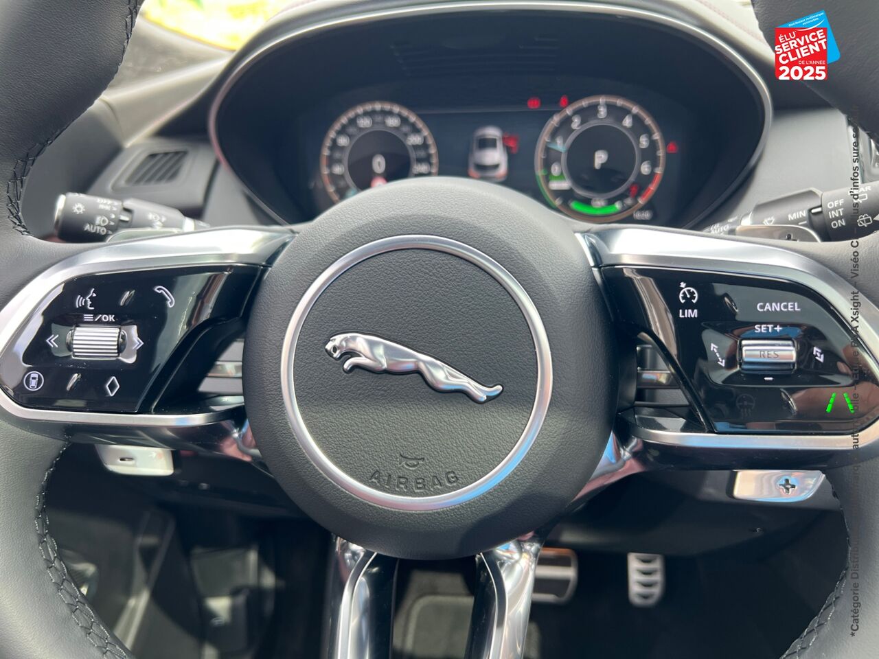 Véhicule d'occasion JAGUAR E-PACE P300E PHEV 309CH R-DYNAMIC HSE chez BMW Besançon