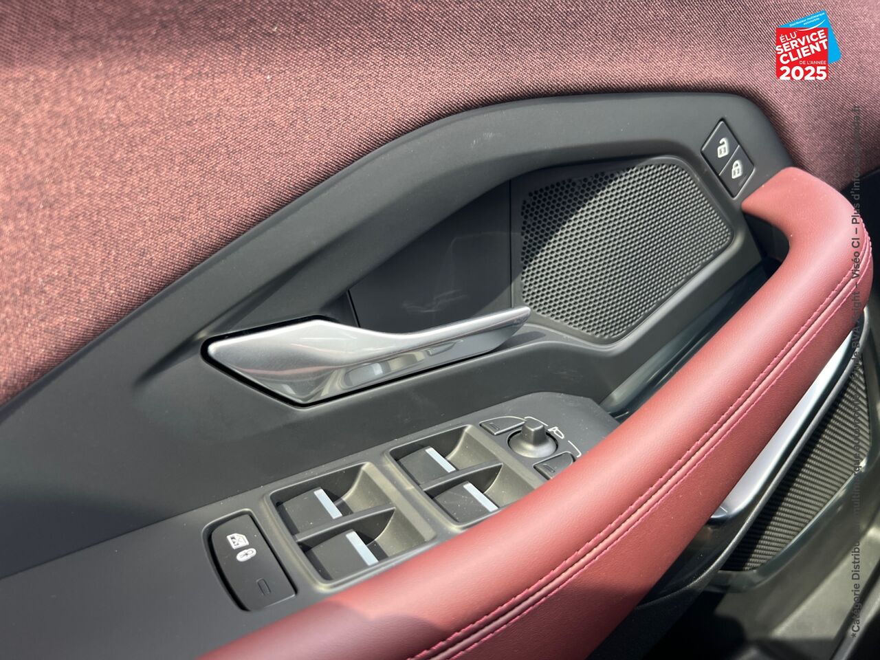 Véhicule d'occasion JAGUAR E-PACE P300E PHEV 309CH R-DYNAMIC HSE chez BMW Besançon