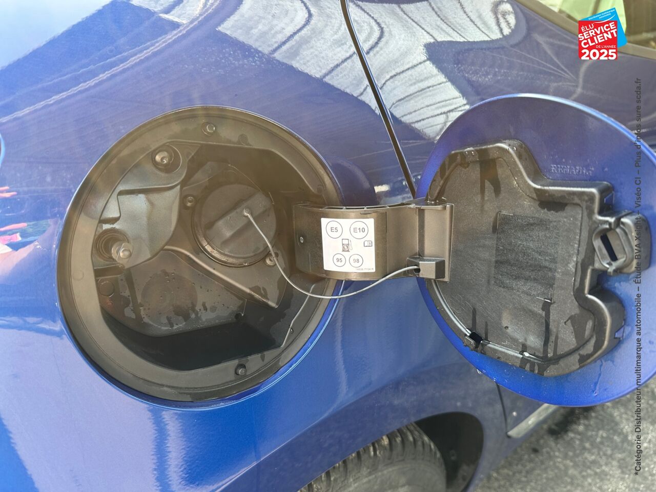 Véhicule d'occasion RENAULT CLIO 1.6 E-TECH HYBRIDE 140CH BUSINESS -21N GPS chez Toyota Verdun