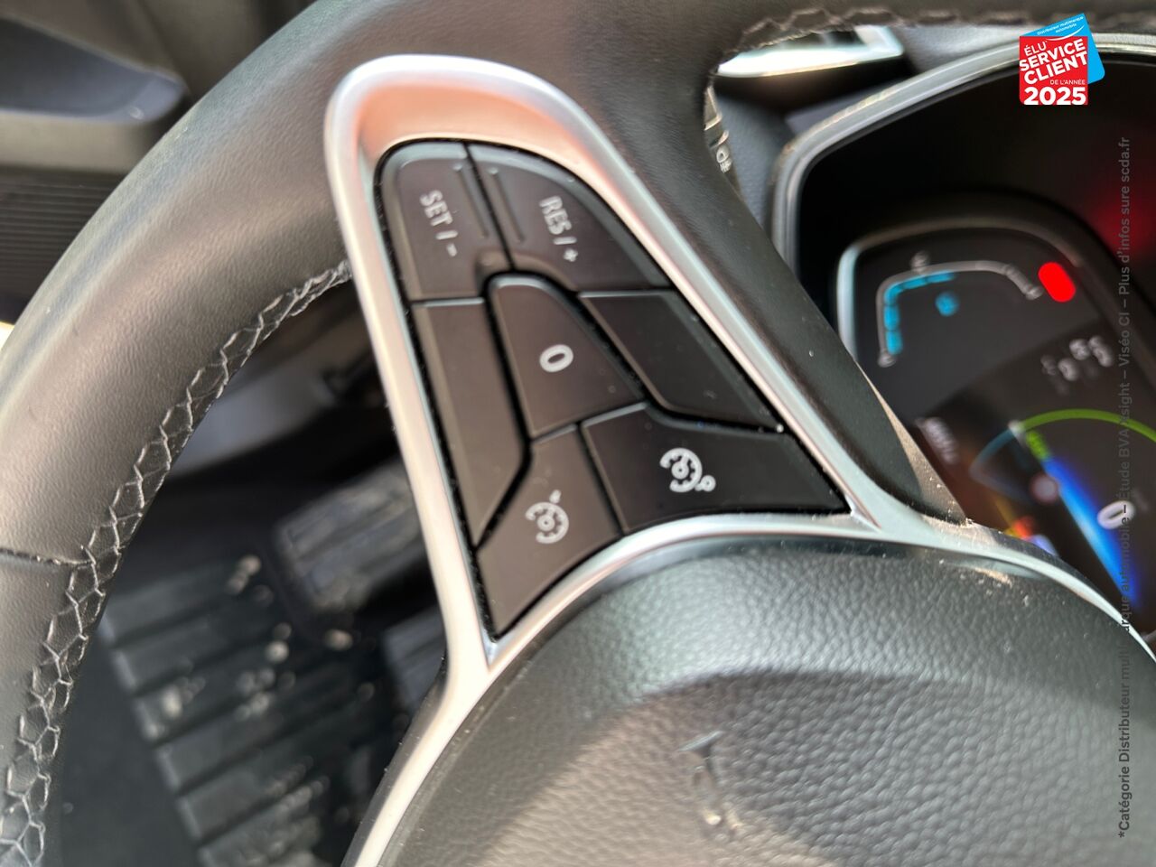 Véhicule d'occasion RENAULT CLIO 1.6 E-TECH HYBRIDE 140CH BUSINESS -21N GPS chez Toyota Verdun