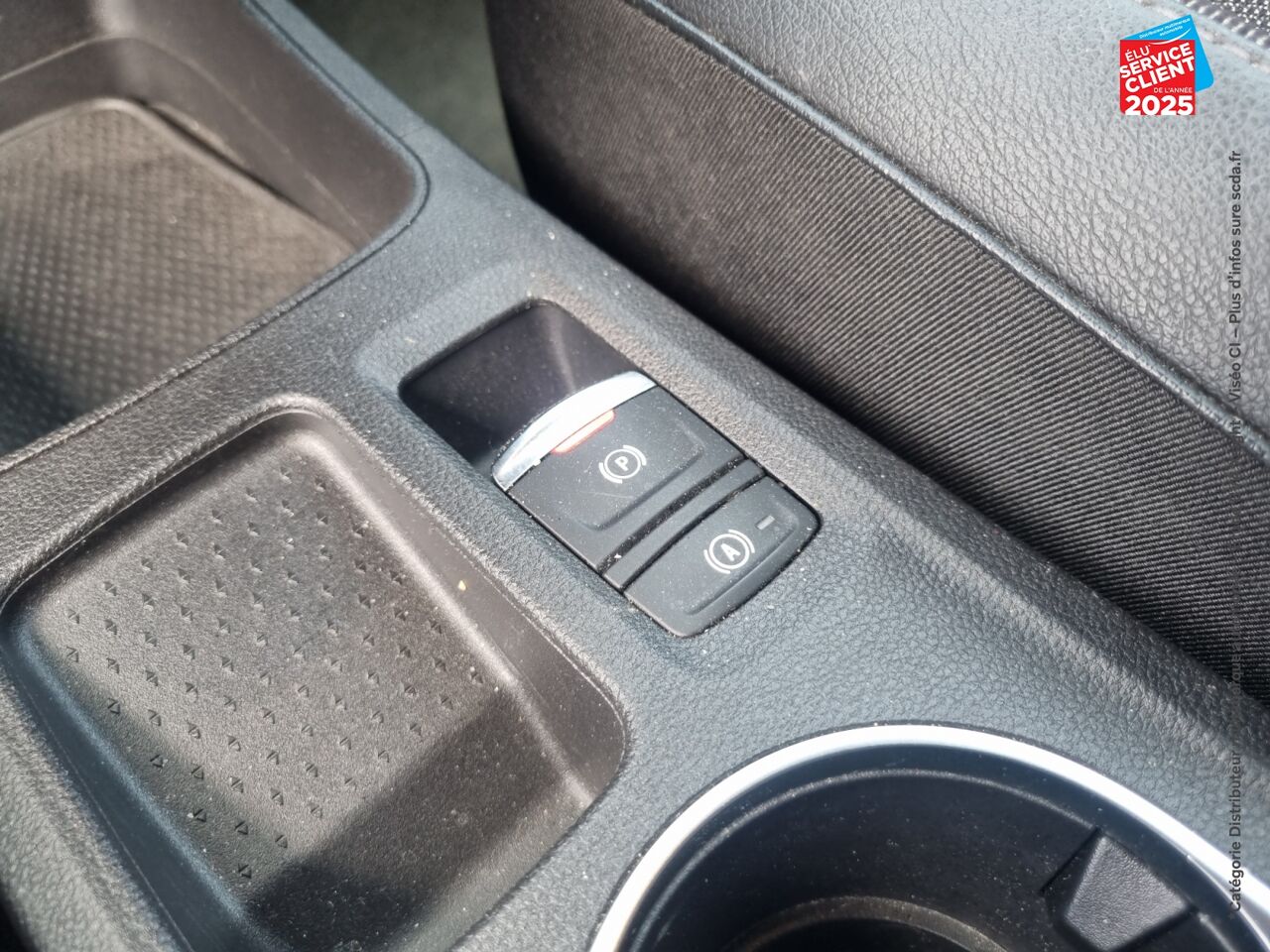 Véhicule d'occasion RENAULT CAPTUR 1.6 E-TECH HYBRIDE 145CH RIVE GAUCHE chez Hyundai Epernay