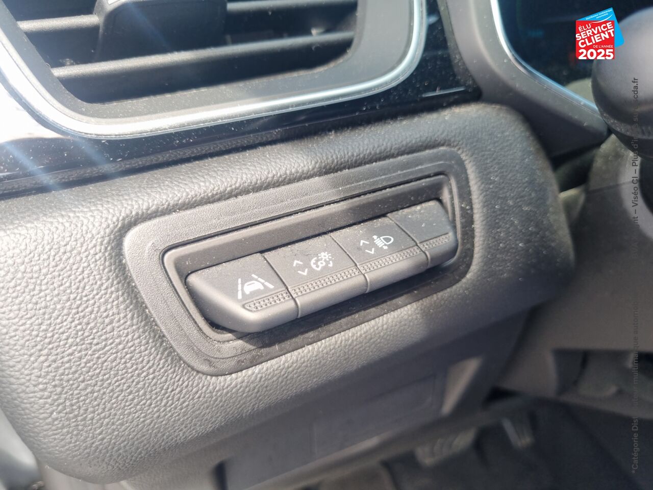 Véhicule d'occasion RENAULT CAPTUR 1.6 E-TECH HYBRIDE 145CH RIVE GAUCHE chez Hyundai Epernay