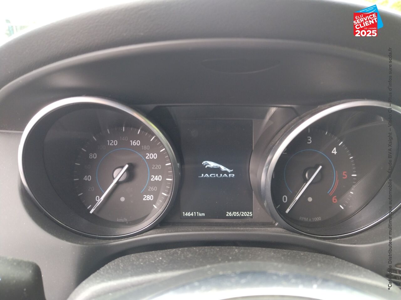 Véhicule d'occasion JAGUAR F-PACE 2.0D 180CH R-SPORT 4X4 BVA8 chez BMW Pontarlier