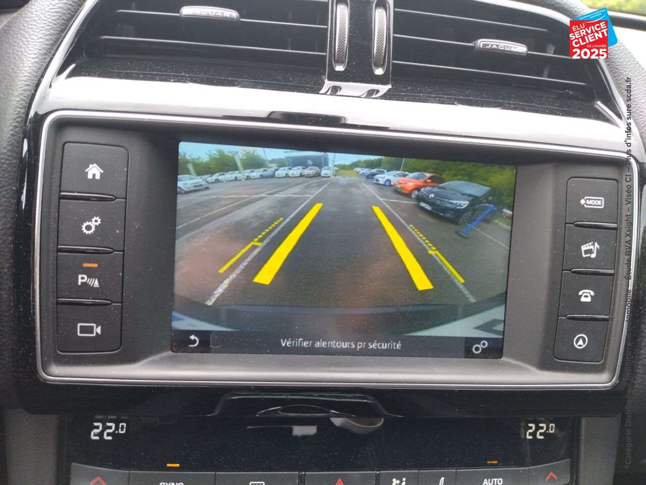 Véhicule d'occasion JAGUAR F-PACE 2.0D 180CH R-SPORT 4X4 BVA8 chez BMW Pontarlier