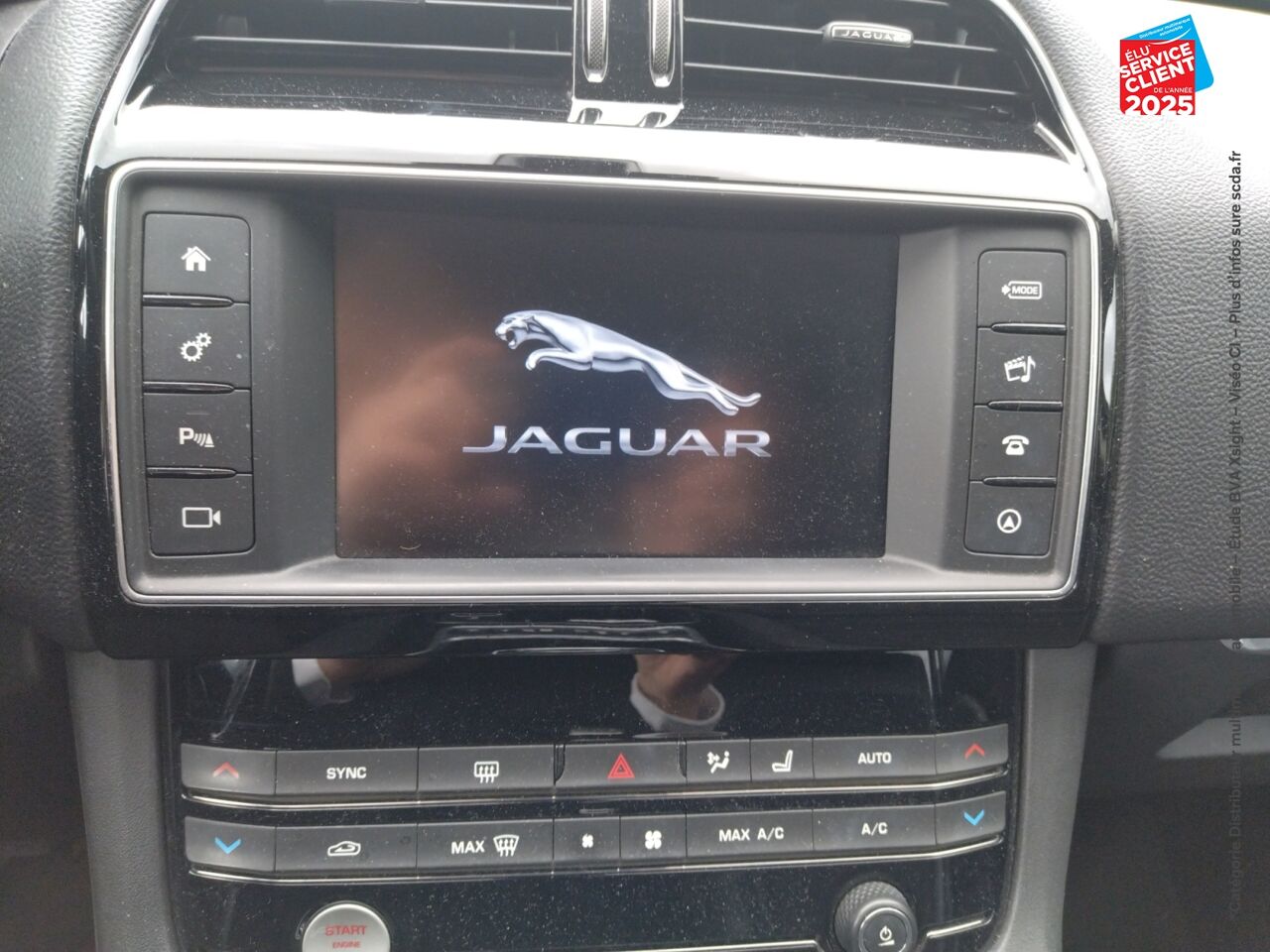 Véhicule d'occasion JAGUAR F-PACE 2.0D 180CH R-SPORT 4X4 BVA8 chez BMW Pontarlier