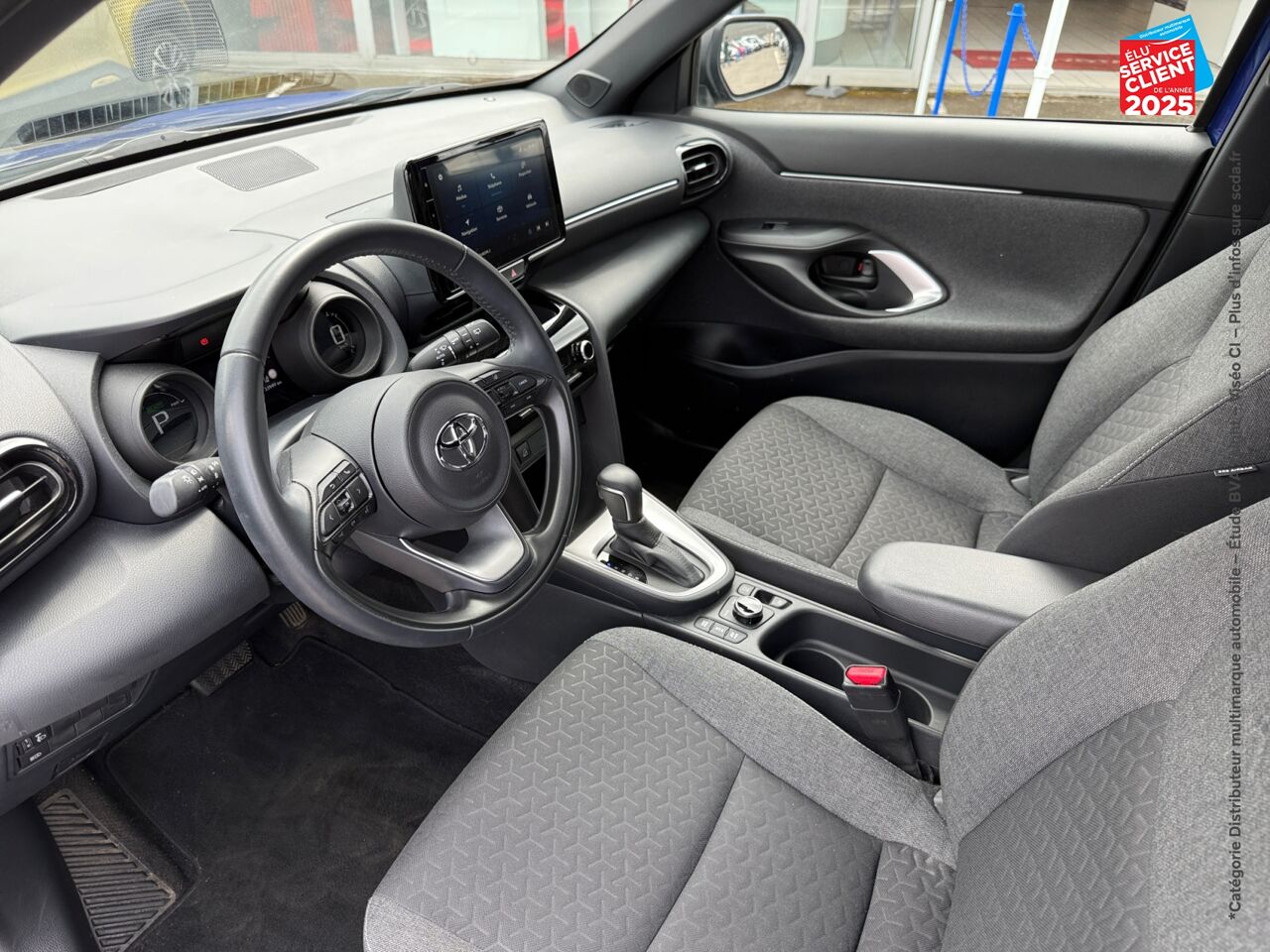 Véhicule d'occasion TOYOTA YARIS CROSS 116H DESIGN AWD-I MY22 GPS CAMERA chez Toyota Verdun