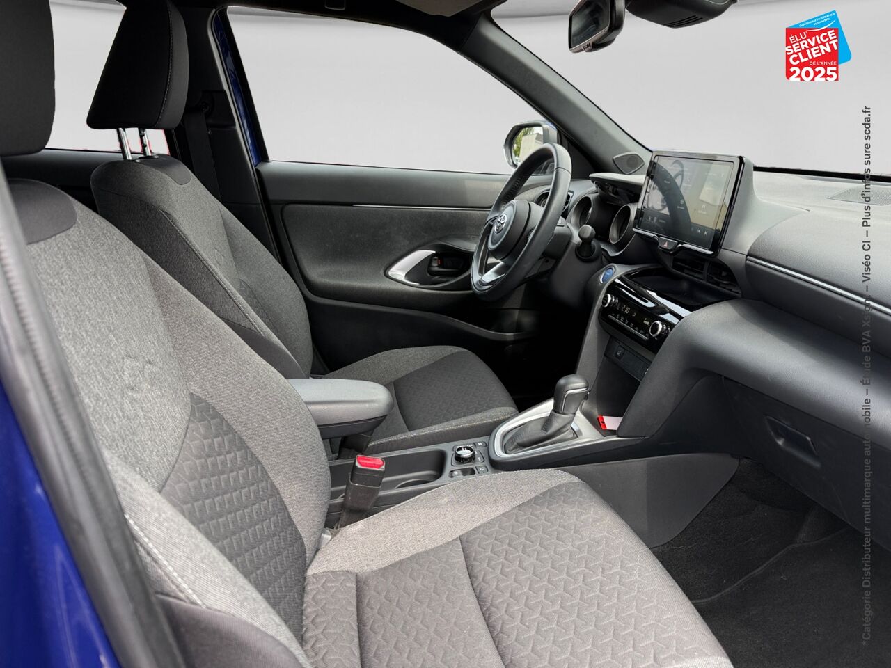 Véhicule d'occasion TOYOTA YARIS CROSS 116H DESIGN AWD-I MY22 GPS CAMERA chez Toyota Verdun