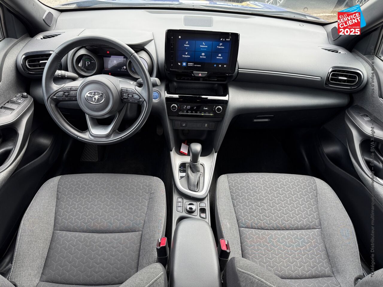 Véhicule d'occasion TOYOTA YARIS CROSS 116H DESIGN AWD-I MY22 GPS CAMERA chez Toyota Verdun