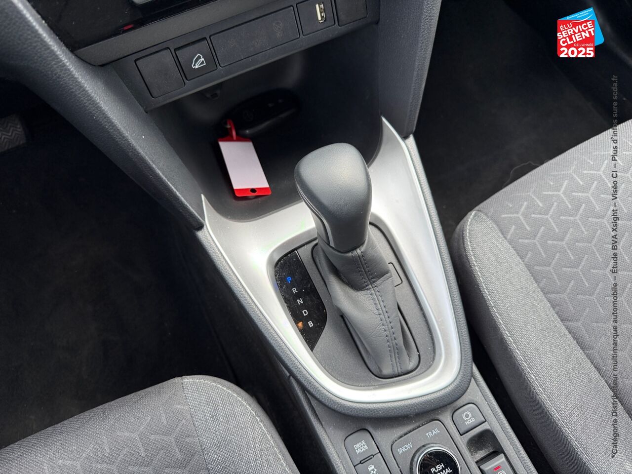 Véhicule d'occasion TOYOTA YARIS CROSS 116H DESIGN AWD-I MY22 GPS CAMERA chez Toyota Verdun