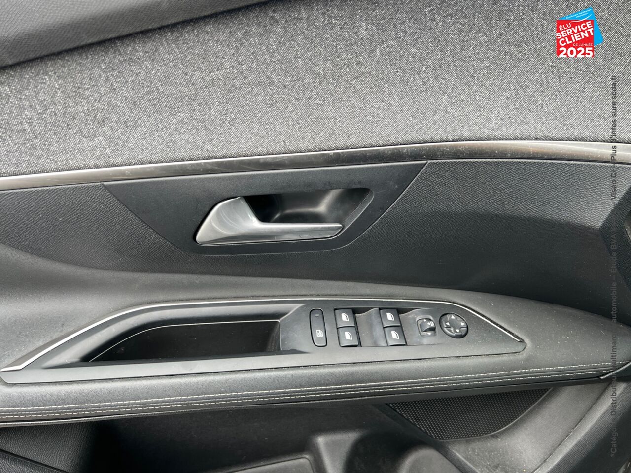Véhicule d'occasion PEUGEOT 3008 HYBRID 225CH ALLURE BUSINESS E-EAT8 10CV chez Renault Saint-Louis