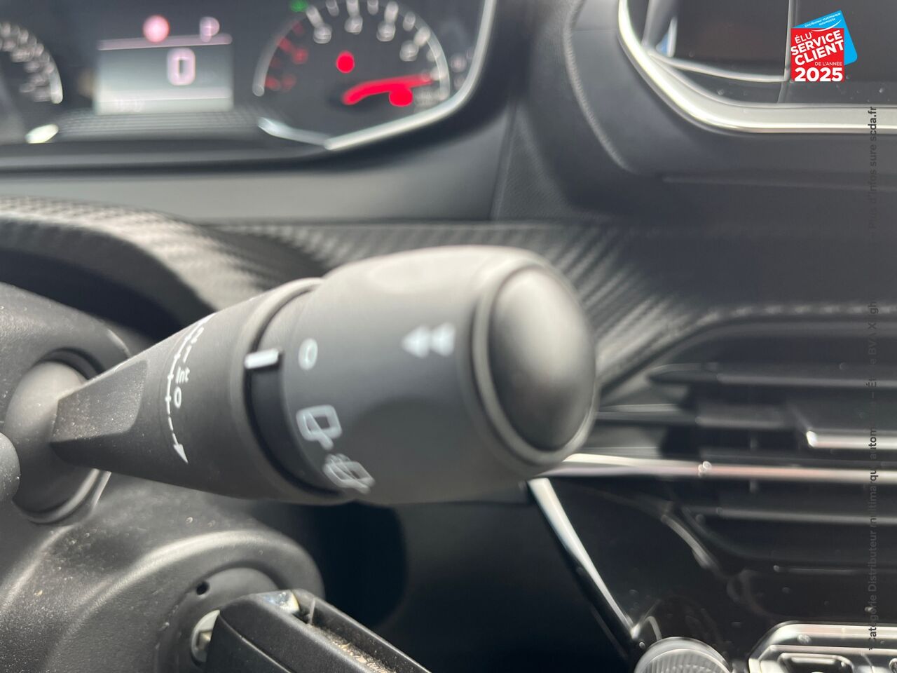 Véhicule d'occasion PEUGEOT 208 1.2 PURETECH 100CH S/S STYLE EAT8 GPS RADAR AR CARPLAY chez Toyota Sarreguemines